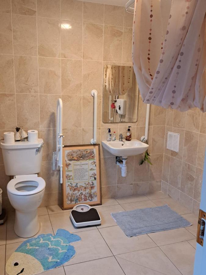 קילקני Budget Double Room In City מראה חיצוני תמונה